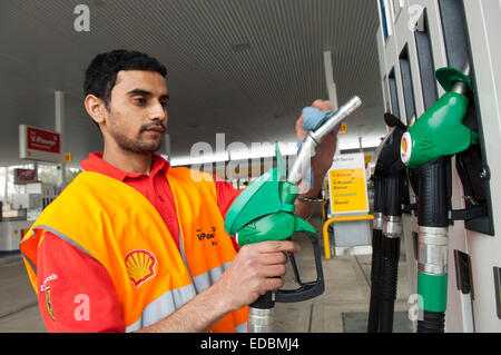 Le garage Shell à Beaconsfield, juste à côté de la M40. Banque D'Images