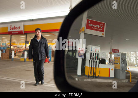 Le garage Shell à Beaconsfield, juste à côté de la M40. Banque D'Images