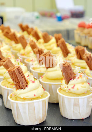 Cupcakes avec barre de chocolat sur la table Banque D'Images