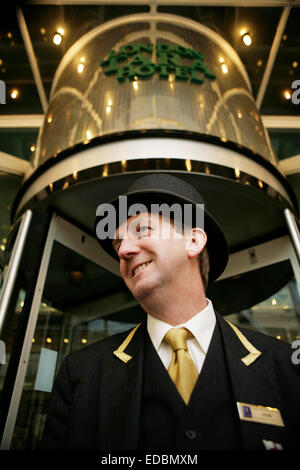 Un concierge à l'extérieur de l'hôtel Copthorne Tara à Kensington, Londres. Banque D'Images