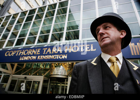 Un concierge à l'extérieur de l'hôtel Copthorne Tara à Kensington, Londres. Banque D'Images