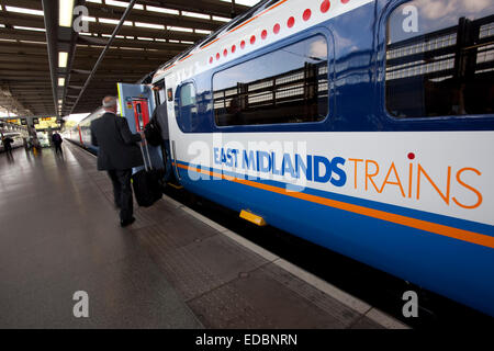 Les services de trains East Midlands à St Pancras. Banque D'Images