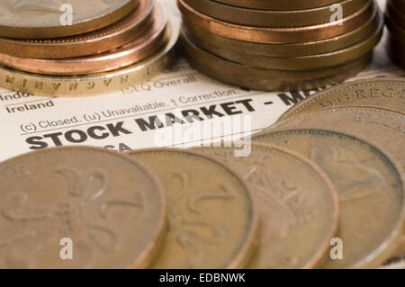 Pièces diverses sur la photo en haut d'une page de journal des marchés boursiers. Banque D'Images