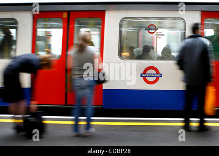 Un train en arrivant à la station de métro Farringdon. Banque D'Images