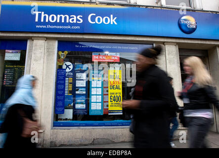 Les gens passent une succursale de l'agence de voyage Thomas Cook à Islington, Londres. Banque D'Images