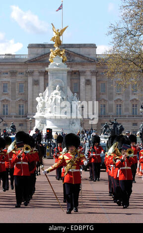 Relève de la garde à Buckingham Palace à Londres Banque D'Images