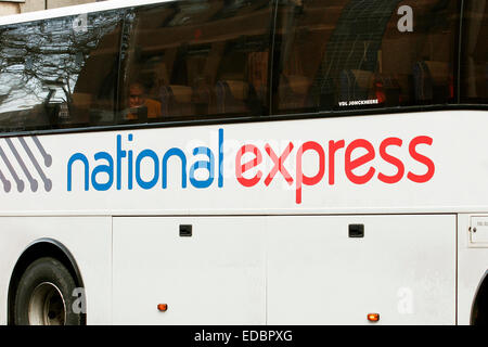 Un National Express Coach près de la gare routière de Victoria au centre de Londres. Banque D'Images