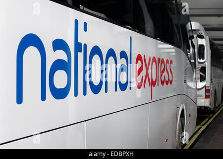 Un National Express Coach près de la gare routière de Victoria au centre de Londres. Banque D'Images