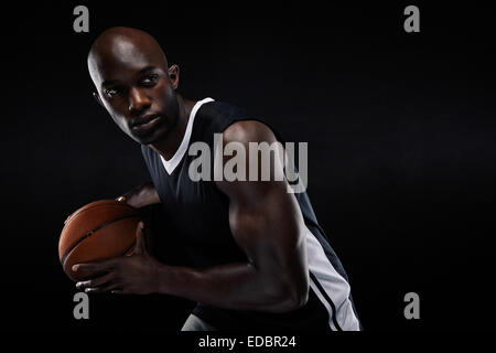 Portrait de l'athlète masculin jeunes jouant au basket-ball à la copie à l'espace. Joueur américain de basket-ball de l'Afrique. Banque D'Images