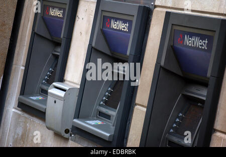 Une rangée de trois espèces de NatWest machines. Banque D'Images