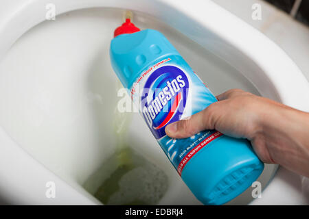 Image d'illustration d'une bouteille d'eau de javel Domestos Banque D'Images