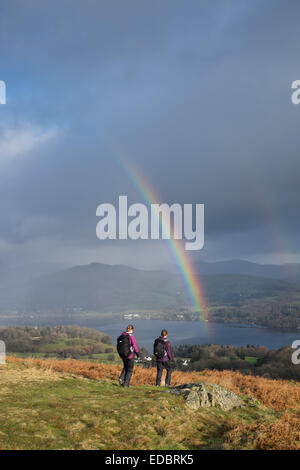 Un double arc-en-ciel sur arches Windermere et deux femmes ont diminué les randonneurs qui descendent de Latterbarrow dans le Lake District Banque D'Images