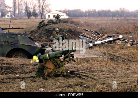 Les Marines américains fire une épaule lancé FGM-148 Javelin missile antichar lors d'un atelier de formation conjointe avec des soldats Moldaves, 12 décembre 2014 à Balti, Moldova. est tiré pendant l'assaut simulé coordonné à l'Anti-Armor Atelier à Balti, en Moldavie. Banque D'Images