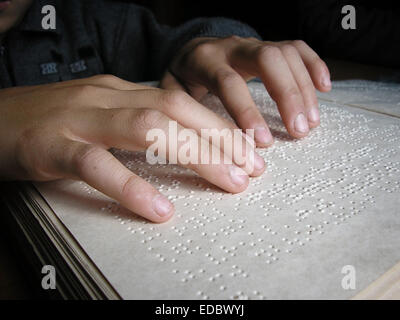 Les doigts et le braille. Garçon aveugle de lire un livre en braille. Banque D'Images