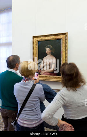 Rome. L'Italie. Les visiteurs admirant Raphael's 'La Fornarina', Palazzo Barberini. Galleria Nazionale d'Arte Antica. Banque D'Images