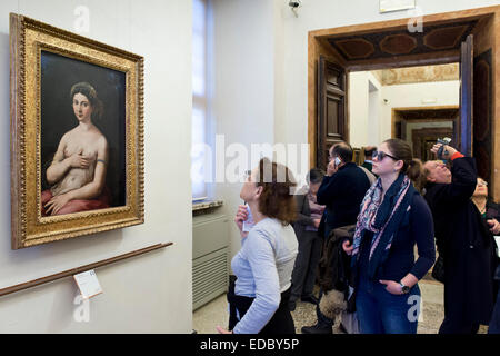 Rome. L'Italie. Les visiteurs admirant Raphael's 'La Fornarina', Palazzo Barberini. Galleria Nazionale d'Arte Antica. Banque D'Images