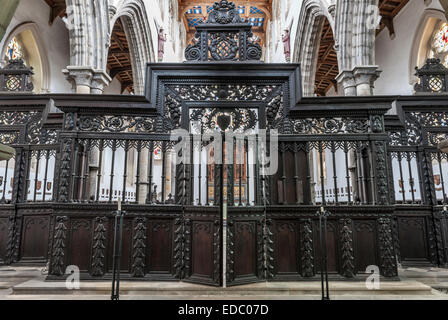 Château d'Auckland - l'intérieur de la chapelle Saint-Pierre avec le magnifique écran de toit baroque de 17c. Bishop Auckland, comté de Durham, Royaume-Uni Banque D'Images