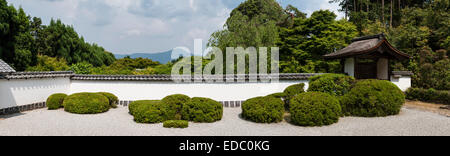 Temple bouddhiste zen Shoden-ji, Kyoto, Japon. Une vue panoramique sur le jardin kare-sansui (gravier sec) avec azalées coupées, et une vue sur le mont. Hiei Banque D'Images