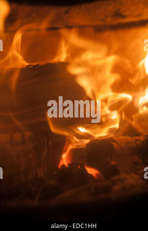 Cheminée, cuisinière, bois, feu, incendie, place, brûlant, log, fer à repasser, vieux, cast, lit, foyer, verre, rugissant, carburant, poêle à bois, Banque D'Images