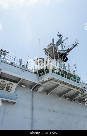 Tour de contrôle de navire de guerre dans le dock de la marine Banque D'Images