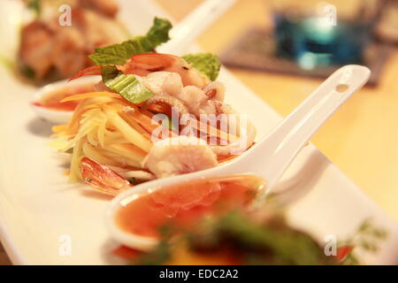 Salade asiatique - mangue verte avec des fruits de mer Banque D'Images