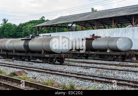 Le train de marchandises de l'huile dans la cour des grands. Banque D'Images