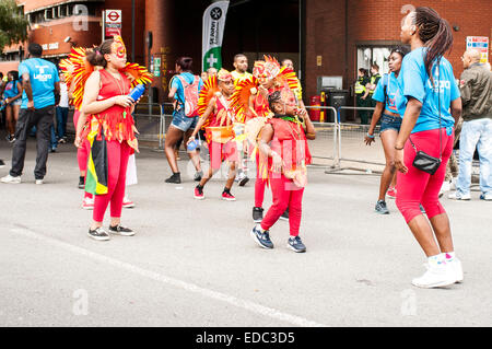 Londres, Royaume-Uni - 24 août 2014 : Le carnaval de Notting Hill, Journée des enfants. Groupe de danse pour enfants dans le cadre de la parade. Banque D'Images