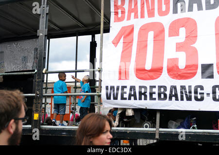 Londres, Royaume-Uni - 24 août 2014 Les enfants debout sur le camion avec les sons système qui les défilés à l'Notting Hill Carnival 2014 Banque D'Images