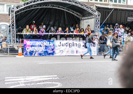 Londres, ANGLETERRE - 24 août 2014 : Les juges artistes attendent pendant le carnaval de Notting Hill 2014 Banque D'Images