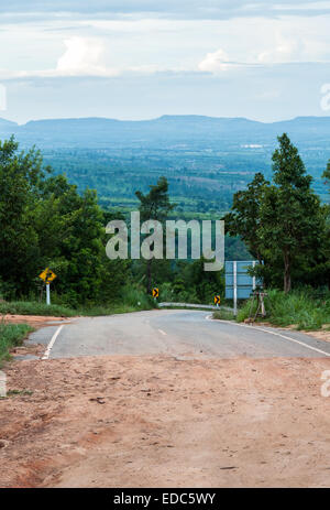 Route locale en haute montagne dans le parc national. Banque D'Images