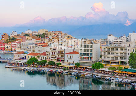Vue sur le lac Voulismeni à Agios Nikolaos, Crète, Grèce Banque D'Images