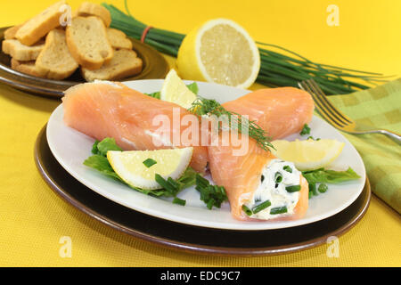 Rouleaux de saumon au fromage à la crème et ciboulette Banque D'Images