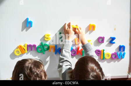 enfants d’âge scolaire Banque D'Images