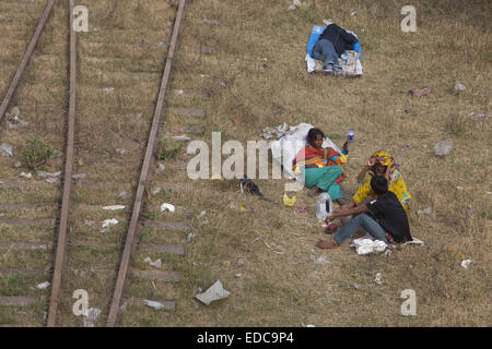 Dhaka, Bangladesh. 5Th Jan, 2015. Réfugiés climatiques vivant à proximité de la gare ferroviaire de Kamalapur à Dhaka.Le nombre de réfugiés climatiques dans la capitale augmente chaque jour. Les inondations causées par le changement du client a pris les maisons et les moyens de subsistance de milliers. On estime qu'en 2050 le pays pourrait avoir jusqu'à 20 millions de réfugiés climatiques. © Zakir Hossain Chowdhury/ZUMA/Alamy Fil Live News Banque D'Images