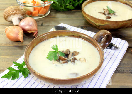 Une soupe de veau avec champignons- Banque D'Images