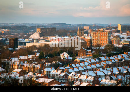 Les toits couverts de neige dans la ville de Nottingham, Nottinghamshire England UK Banque D'Images