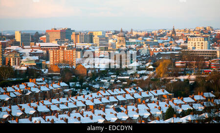 Les toits couverts de neige dans la ville de Nottingham, Nottinghamshire England UK Banque D'Images