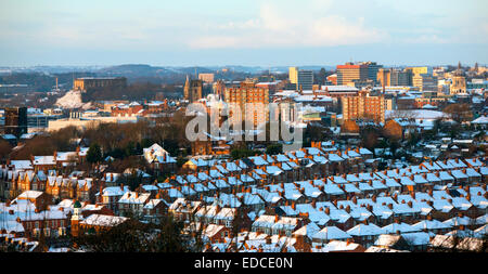 Les toits couverts de neige dans la ville de Nottingham, Nottinghamshire England UK Banque D'Images