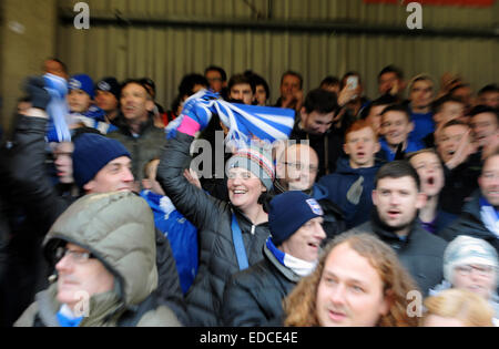 Fan de football féminin en agitant son écharpe au Brighton and Hove Albion match Banque D'Images