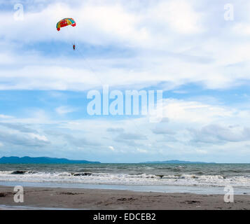 Le parapente sport sur la mer orientale de la Thaïlande. Banque D'Images