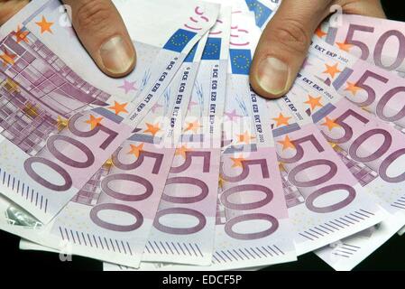 (Afp) - 500-euro-notes sont ventilés entre les mains d'un homme, Berlin, 9 janvier 2003. En 2002, le taux annuel de la hausse des prix en Allemagne a été plus faible que les années précédentes : seulement 1,3  %. Banque D'Images