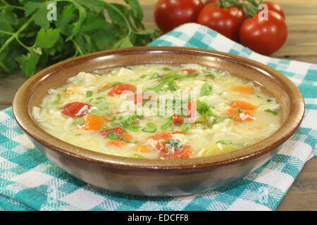 Soupe de poulet aux vermicelles et herbes fraîches Banque D'Images