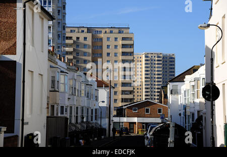 Blocs d'appartements en conseil parmi les maisons en terrasse Victorienne de Kemp Town Brighton UK Banque D'Images