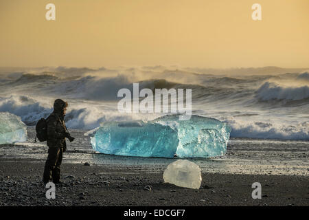 Photographe à prendre des photos à l'Breidamerkurfjara beach, calotte de glace, l'Islande Vatnajokull. Banque D'Images