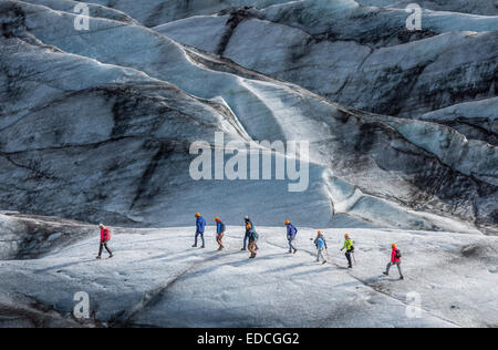Marche sur Svinafellsjokull. Svinafellsjokull glacier est un débouché de la calotte de glace Vatnajökull situé dans l'Est, l'Islande Banque D'Images