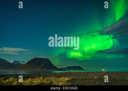 Northern Lights sur Mt. Kirkjufell, Grundarfjordur, Péninsule de Snæfellsnes, l'Islande. Banque D'Images