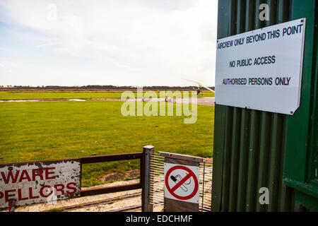 Au-delà de ce point que l'équipage d'aéroport signe Attention danger ne pas fumer flying club North Lincolnshire Coates Banque D'Images