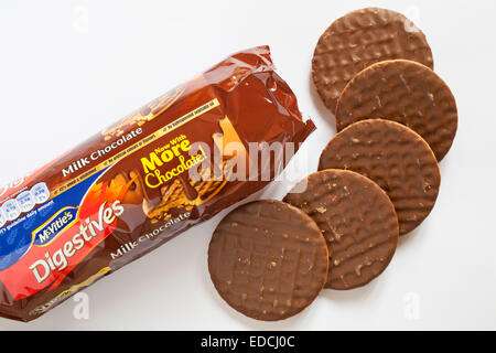 Ouvert sachet de McVitie's chocolat au lait biscuits digestifs mis sur fond blanc Banque D'Images