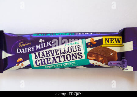 Lait Cadbury présente de merveilleuses creations - cookie chocolat crunch écrou situé sur fond blanc Banque D'Images