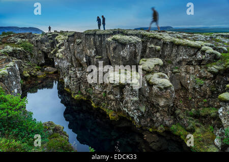 Personnes debout par Flosagja fissure, le Parc National de Thingvellir, Islande